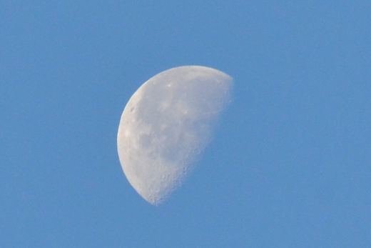 La lune dans le ciel bleu.